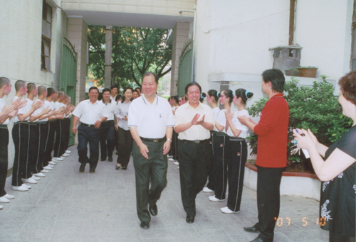 鄭松巖市長、朱華副市長等領(lǐng)導(dǎo)蒞臨我校調(diào)研