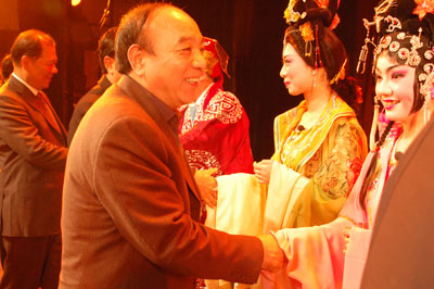 領(lǐng)導(dǎo)接見劇組演員