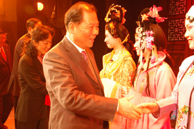 領(lǐng)導(dǎo)接見劇組演員